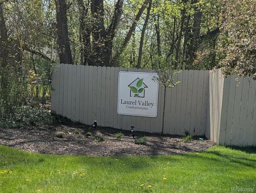 1390 Laurel Valley Drive, Waterford Charter Township, MI, 48327 | Card Image