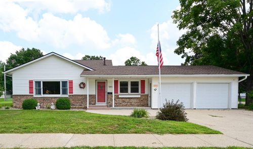 1001 Gales Ave, Manchester, IA, 52057-1320 | Card Image