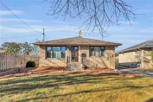 8998 Boxwood Cir, Brooklyn, OH, 44144-1213 | Card Image