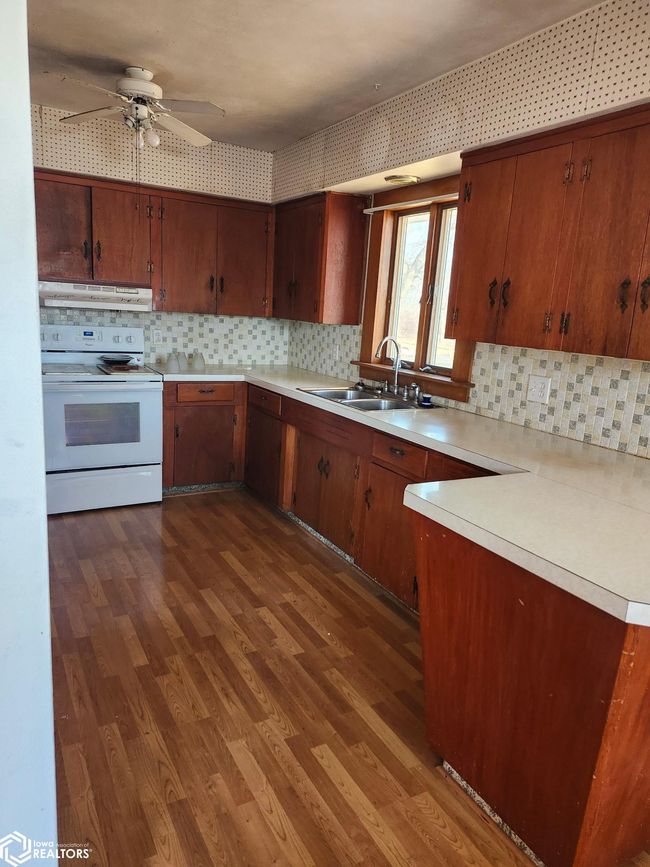 821 Ne 2 Nd St, Home with 3 bedrooms, 2 bathrooms and 1 parking in Eagle Grove IA | Image 7