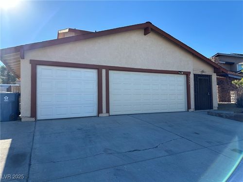 3557 Moraga Dr, Las Vegas, NV, 89103-1034 | Card Image