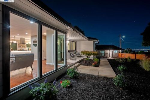 2818 Steinmetz Way, Oakland, CA, 94602-3548 | Card Image