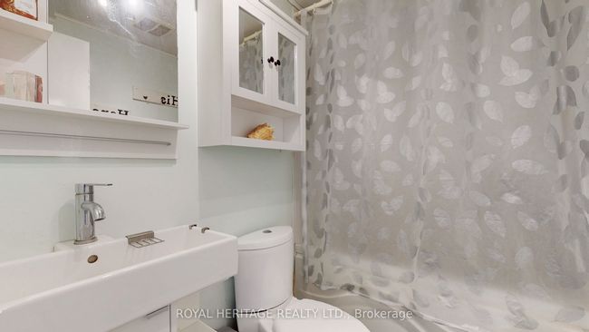 621 Cobblehill Dr, House attached with 4 bedrooms, 3 bathrooms and 3 parking in Oshawa ON | Image 21