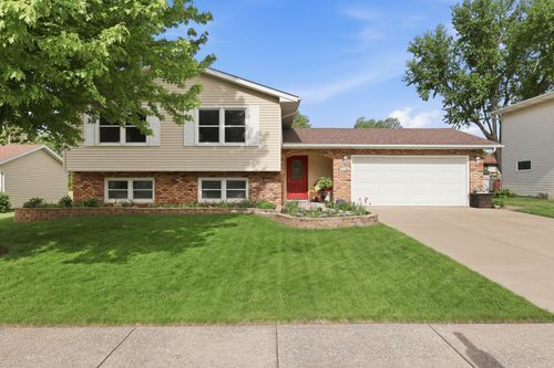 3706 Tam O Shanter Dr N, Bettendorf, IA, 52722-2769 | Card Image