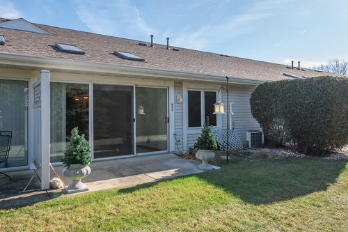 653 Hartford Sq, Hartford, WI, 53027-1982 | Card Image