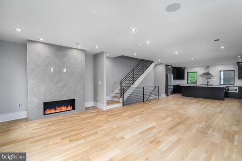 909 Emily St, PHILADELPHIA, PA, 19148-2303 | Card Image