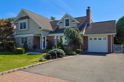 122 Pine St, Rockville Centre, NY, 11570-2517 | Card Image