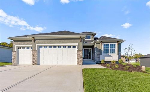 2226 Sw Heartland Ct, Lee's Summit, MO, 64082-2318 | Card Image