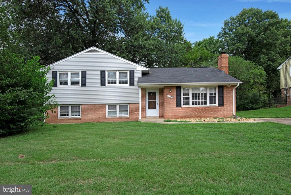 Carlbern Dr, Centreville, VA 20120