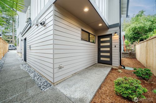 8510 15th Ave Ne, Seattle, WA, 98115-3102 | Card Image