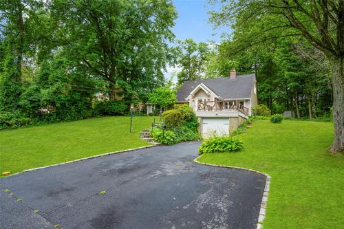 135 N Hampton Dr, White Plains, NY, 10603-1909 | Card Image