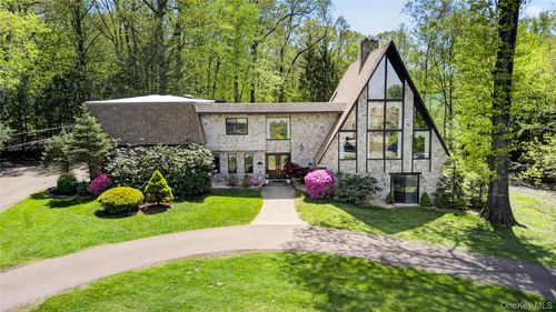 4 Innsbruck Blvd, East Fishkill, NY, 12533-8314 | Card Image