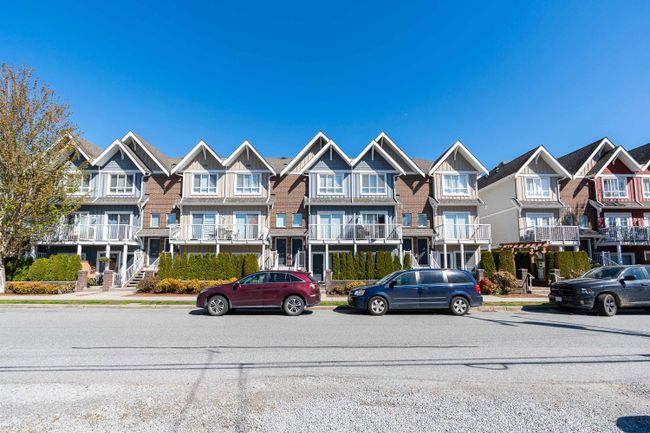 404 - 1661 Fraser Avenue, Condo with 3 bedrooms, 1 bathrooms and 1 parking in Port Coquitlam BC | Image 1