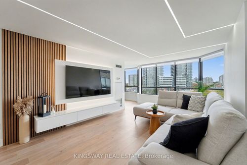 712-7420 Bathurst St, Thornhill, ON, L4J6X4 | Card Image