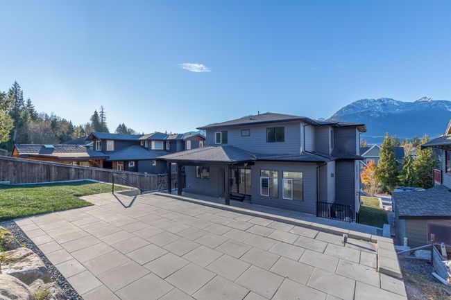 1066 Jay Crescent, House other with 6 bedrooms, 5 bathrooms and 4 parking in Squamish BC | Image 32