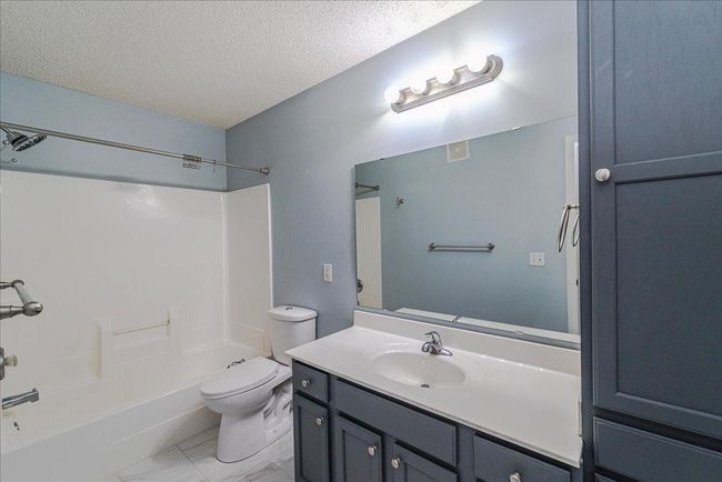 Upper-Level Full Bathroom | Image 22