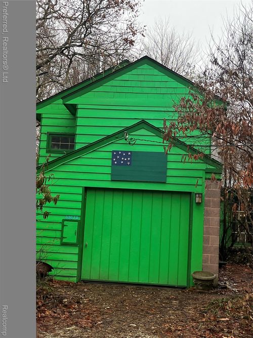 33670 Hillcrest Dr, Farmington, MI, 48335-3526 | Card Image