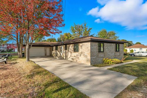 2037 W Park Dr, Algonac, MI, 48001-1153 | Card Image
