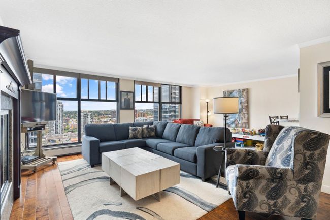 2402 - 1100 8 Avenue Sw, Home with 2 bedrooms, 2 bathrooms and 2 parking in Calgary AB | Image 3