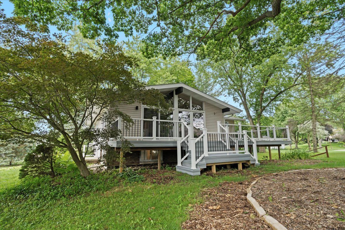 Holmbury Rd, Northville, MI 48167