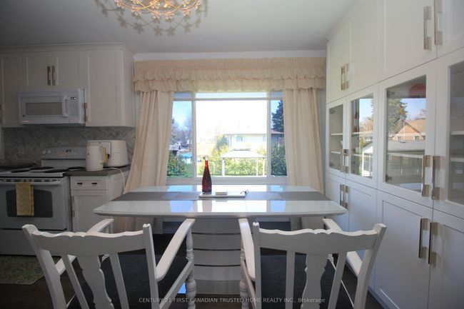 2294 Gore St, House other with 4 bedrooms, 2 bathrooms and 4 parking in Mount Brydges ON | Image 11