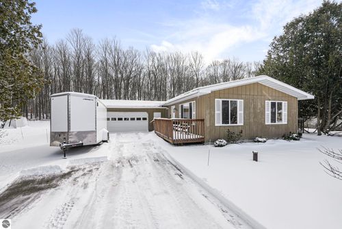 1386 Silverwood Dr, Traverse City, MI, 49685-8916 | Card Image