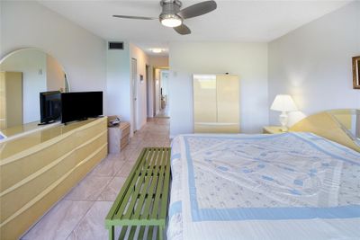 705 - 1000 Ne 14th Ave, Condo with 1 bedrooms, 1 bathrooms and null parking in Hallandale Beach FL | Image 2