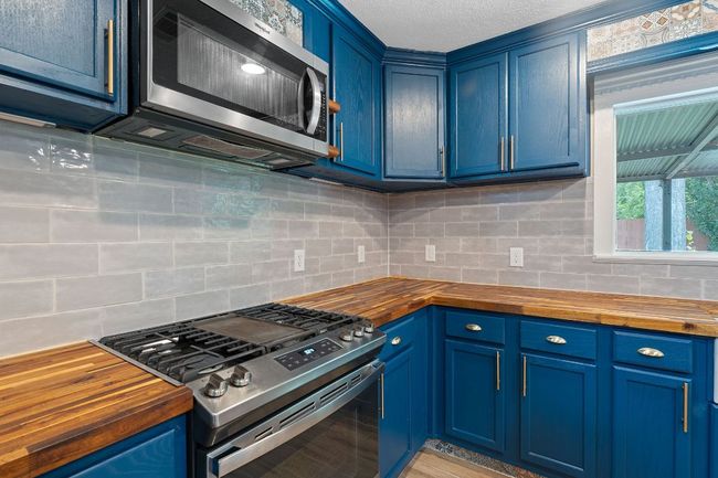 High-end gas range. | Image 15