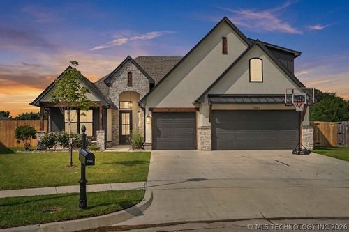 7101 E Queens St, Broken Arrow, OK, 74014-2561 | Card Image