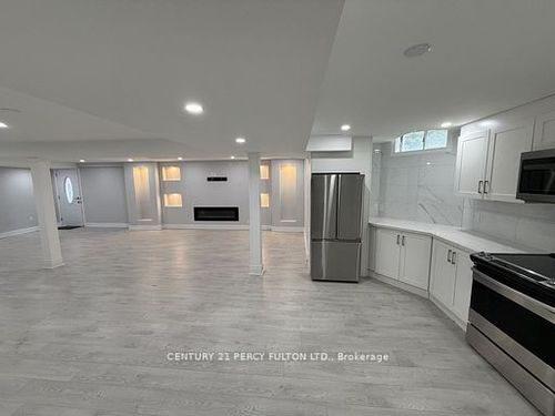 932 Schaeffer Outlook, Newmarket, ON, L3X1V9 | Card Image