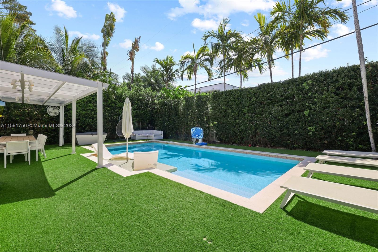 Royal Palm Ave, Miami Beach, FL 33140