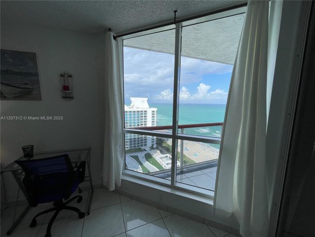PH-2105 - 6767 Collins Ave, Condo with 2 bedrooms, 2 bathrooms and null parking in Miami Beach FL | Image 8