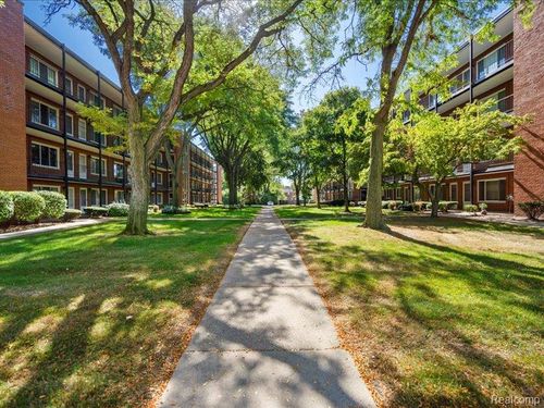 apt-101-2915 W 13 Mile Rd, Royal Oak, MI, 48073-2945 | Card Image