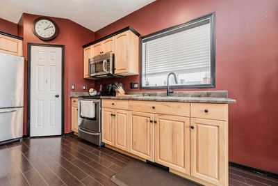 1053 10 St, House detached with 5 bedrooms, 3 bathrooms and 6 parking in Beaverlodge AB | Image 3