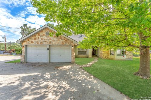 881 Georges Rd, Lakehills, TX, 78063-6738 | Card Image