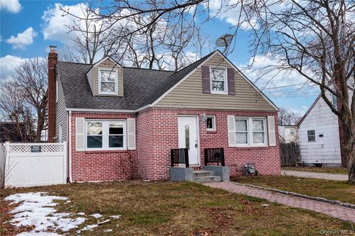 345 Elmore St, Central Islip, NY, 11722-3713 | Card Image