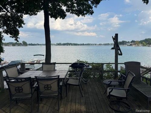 2296 Toledo St, Fenton, MI, 48430-1075 | Card Image