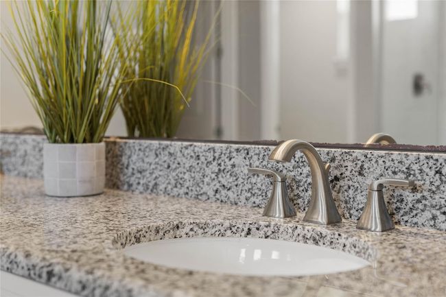 Primary bath dual sinks | Image 34