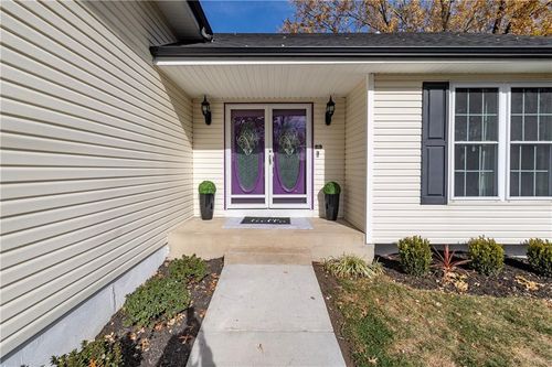 160 Nelson Cir, Olathe, KS, 66061-2914 | Card Image