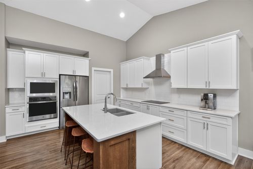 135 Se Silver Pointe Dr, Waukee, IA, 50263-8615 | Card Image