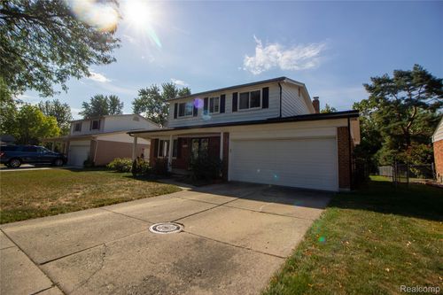 2260 Columbia Dr, Troy, MI, 48083-5698 | Card Image
