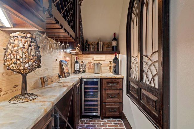 Bar/wine storage area | Image 41
