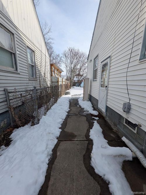 6352 Evergreen Ave, Detroit, MI, 48228-3966 | Card Image