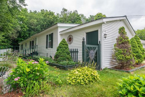 75 Roberts Road, Manchester, VT, 05255 | Card Image