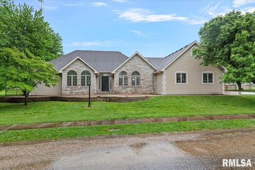 19439 Pinecrest Rd, Petersburg, IL, 62675-7231 | Card Image