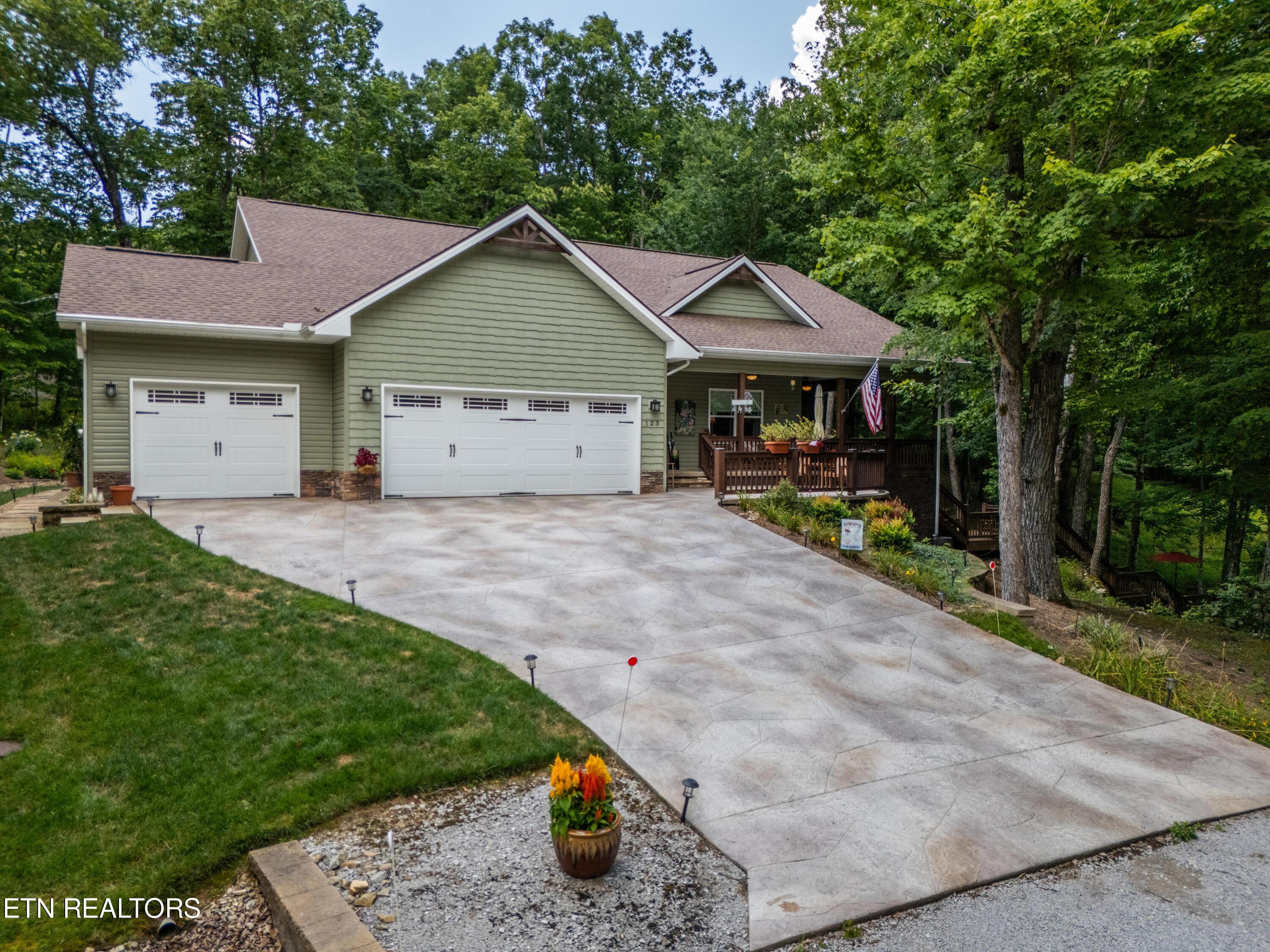 Leinster Ln, Crossville, TN 38558
