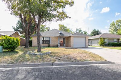 2645 Lindell Ave, Home with 3 bedrooms, 1 bathrooms and 2 parking in San Angelo TX | Image 2