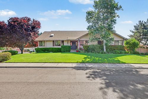 1361 La Loma Drive, Medford, OR, 97504 | Card Image