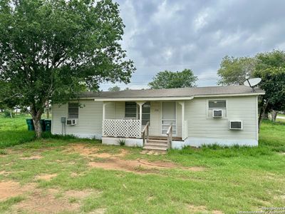 204 Campbell, House other with 3 bedrooms, 1 bathrooms and null parking in Jourdanton TX | Image 1