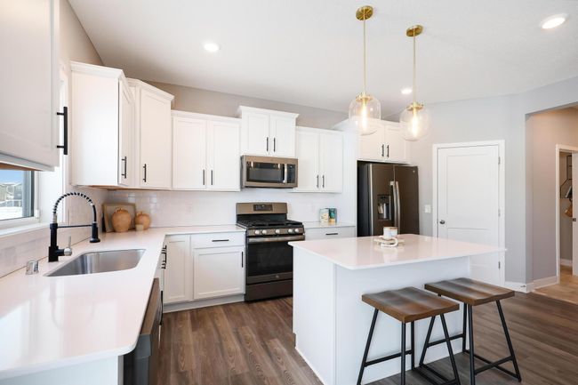Black stainless & quartz kitchen | Image 16